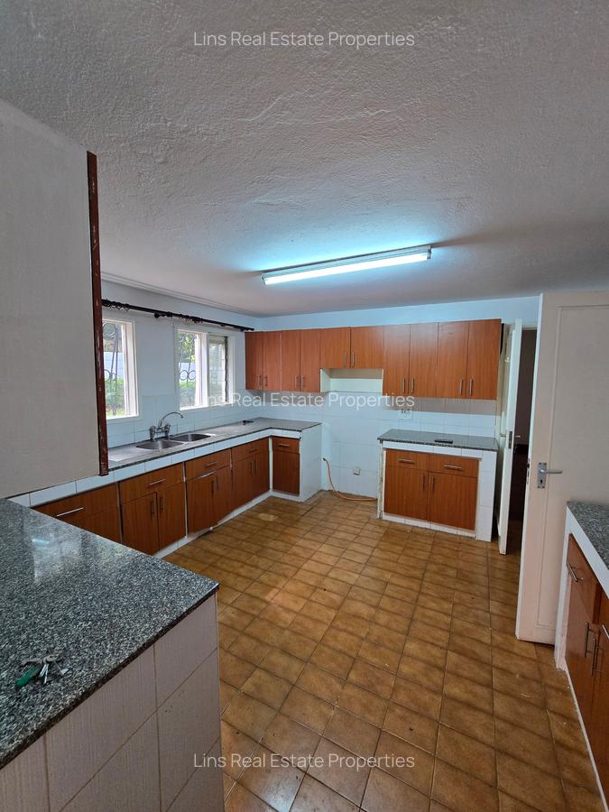 4 Bed House with En Suite in Hill View - 5