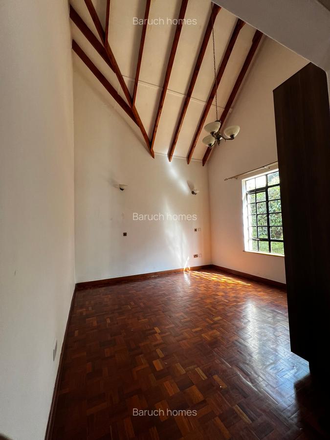 4 Bed Villa with En Suite in Redhill - 18