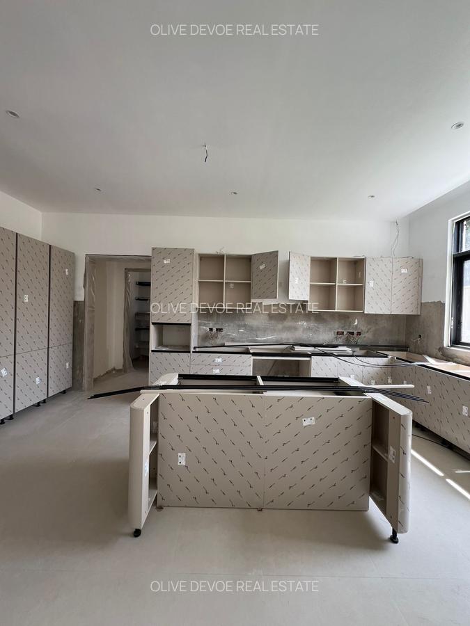 6 Bed Townhouse with En Suite in Lavington - 15