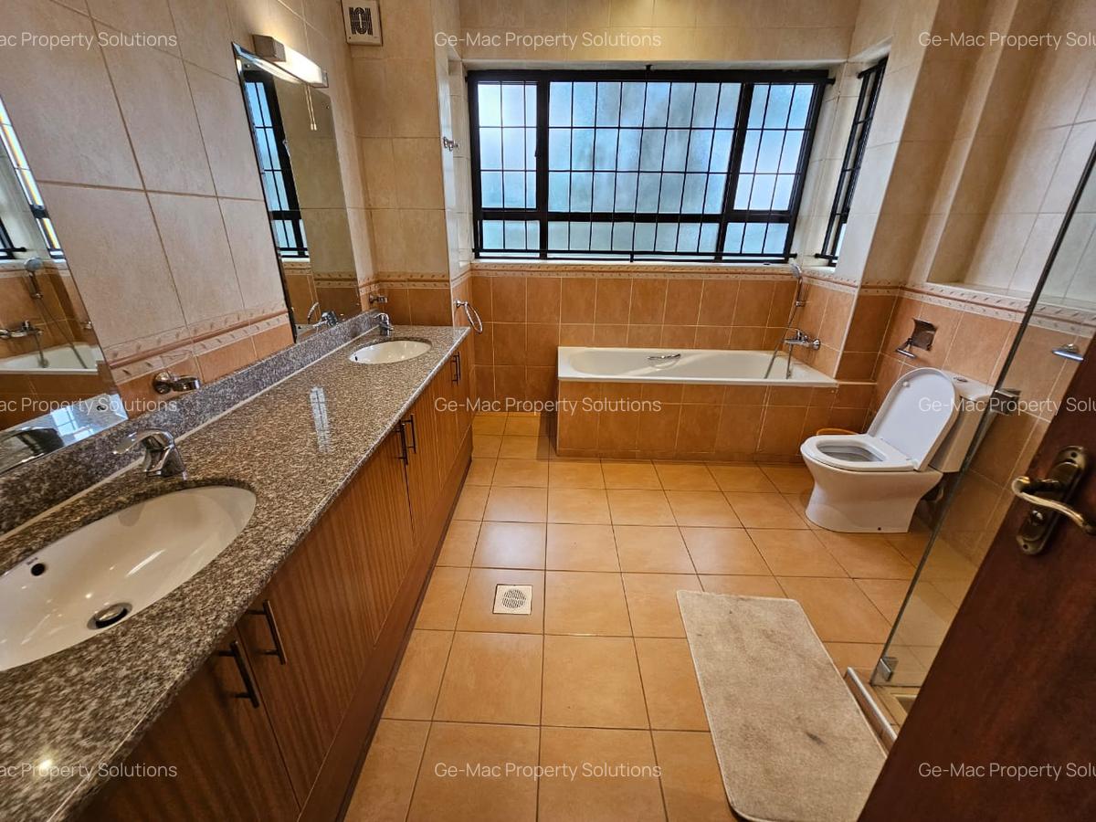 5 Bed House with En Suite in Runda - 16