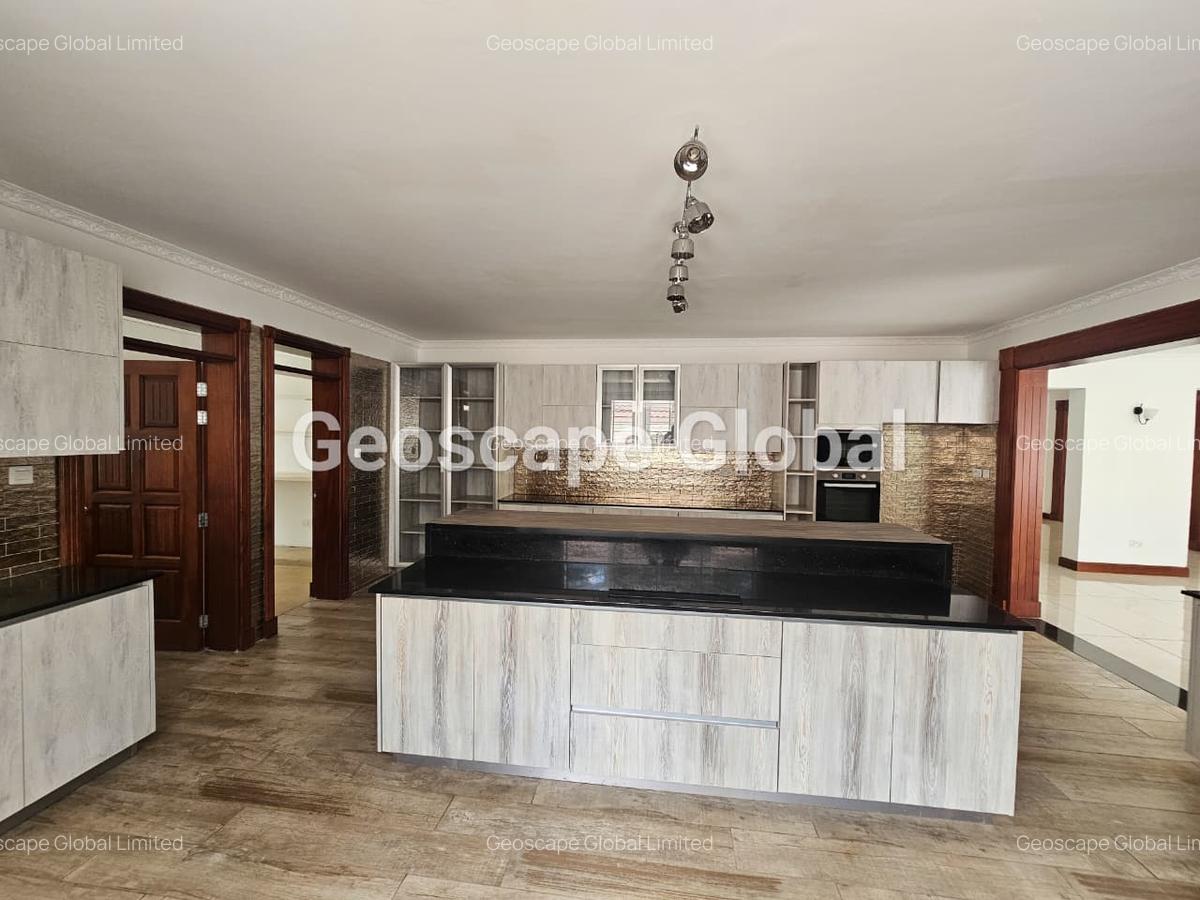 5 Bed House with En Suite in Rosslyn - 7
