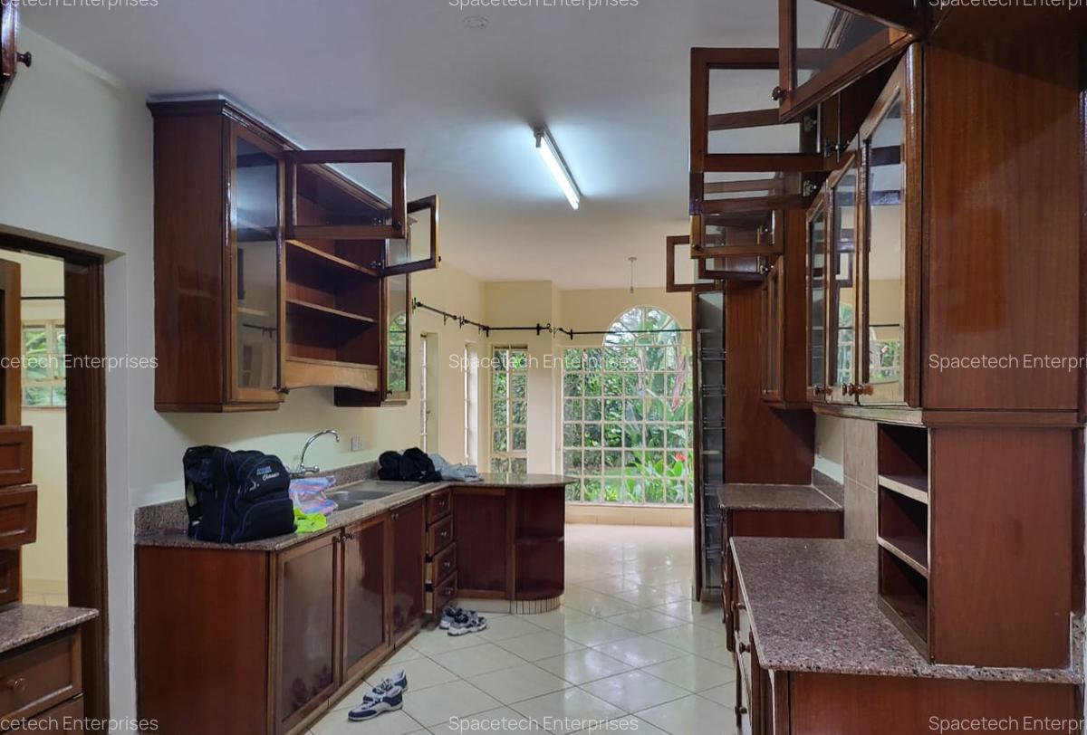 5 Bed House with En Suite in Rosslyn - 8