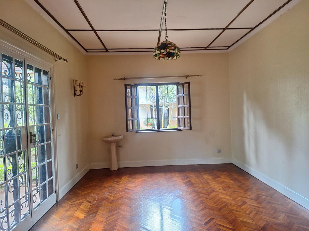 4 Bed House with En Suite in Lavington - 8