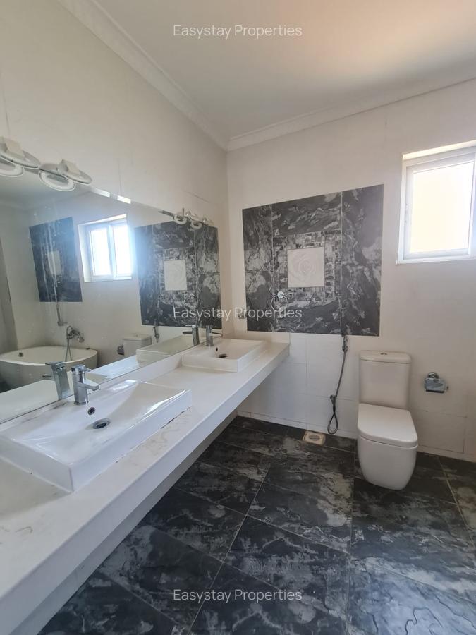 4 Bed Apartment with En Suite in General Mathenge - 9