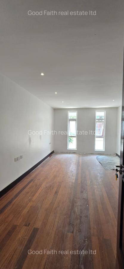 5 Bed House with En Suite in Runda - 17