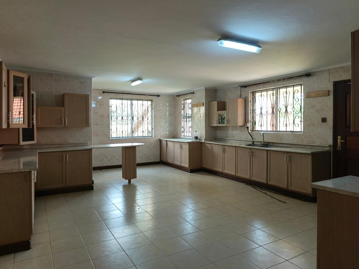 4 Bed House with En Suite in Nyari - 6