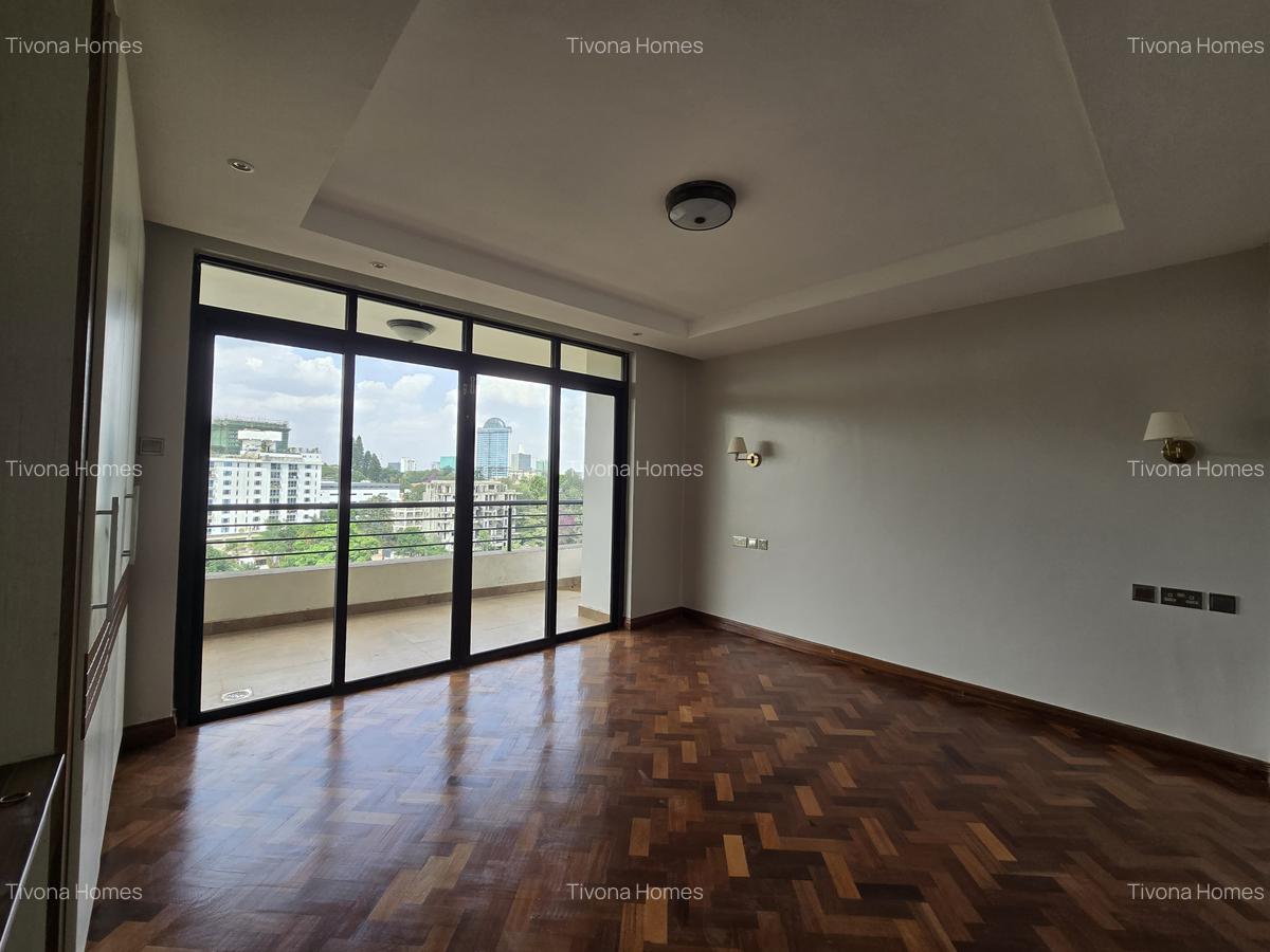 4 Bed Apartment with Swimming Pool in Riverside - 9