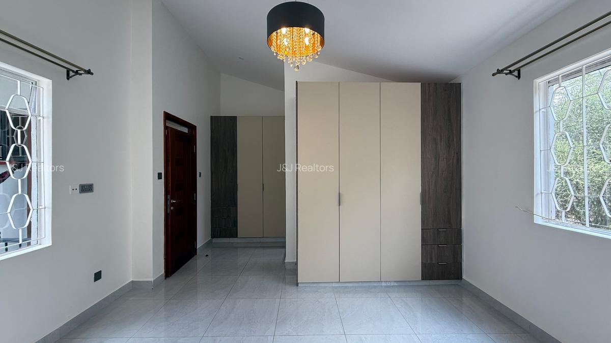 4 Bed Townhouse with En Suite in Rhapta Road - 13