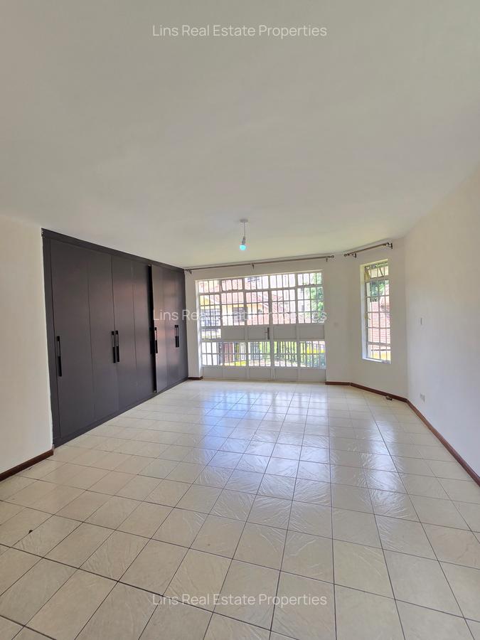 4 Bed Townhouse with En Suite in Spring Valley - 3