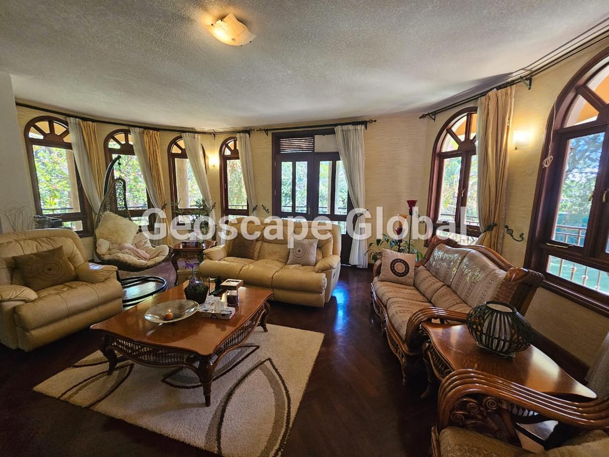 5 Bed House with En Suite in Runda - 10
