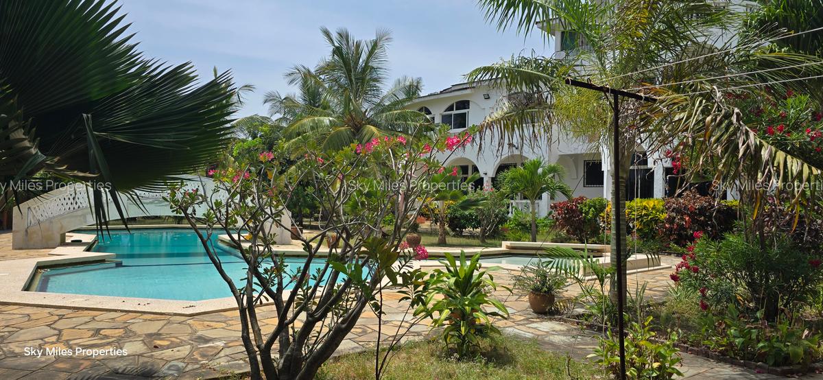 7 Bed Villa with En Suite at Serena Area - 3