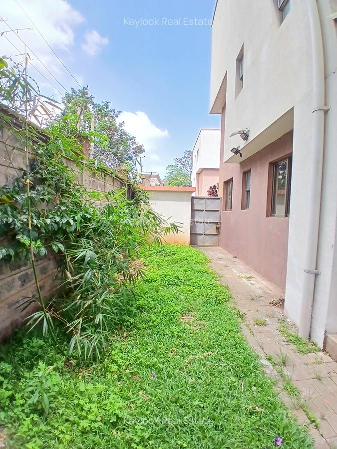 5 Bed Townhouse with En Suite at Lavington - 17