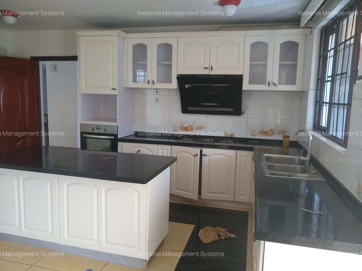 5 Bed House with En Suite at - 5