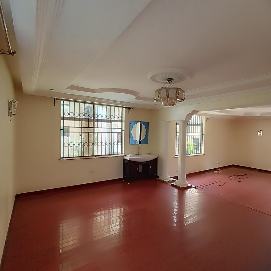 5 Bed House with En Suite in Lavington - 9