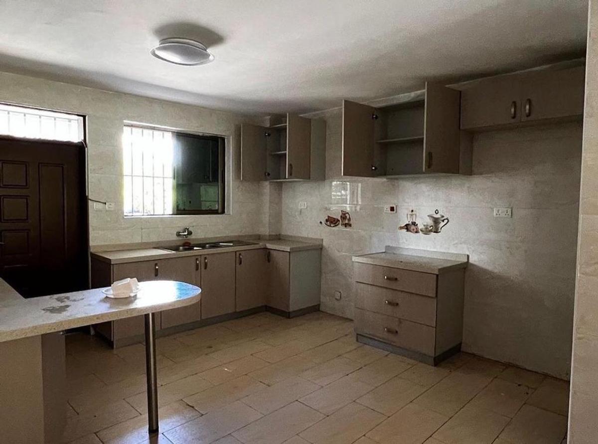 3 Bed Apartment with En Suite in Lavington - 4