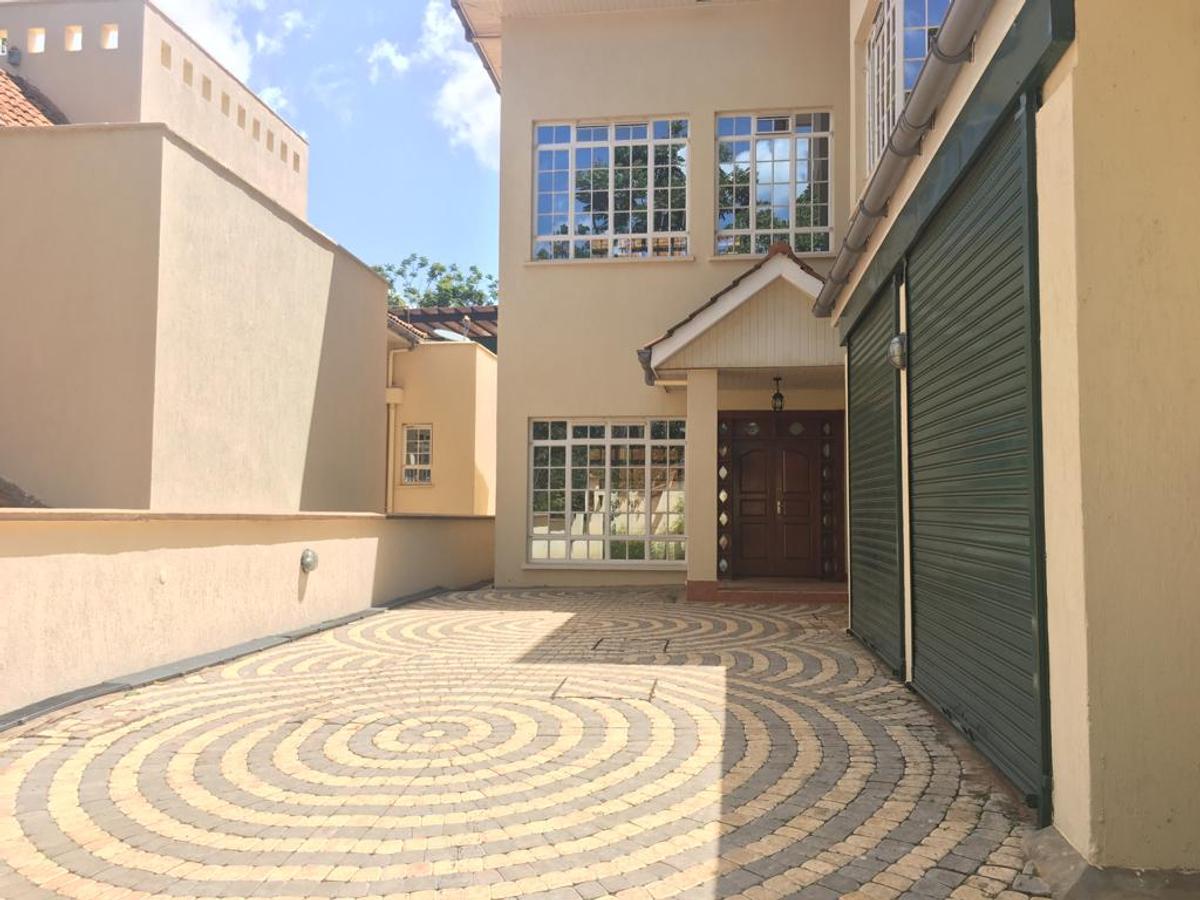 4 Bed Townhouse with En Suite in Kyuna - 2