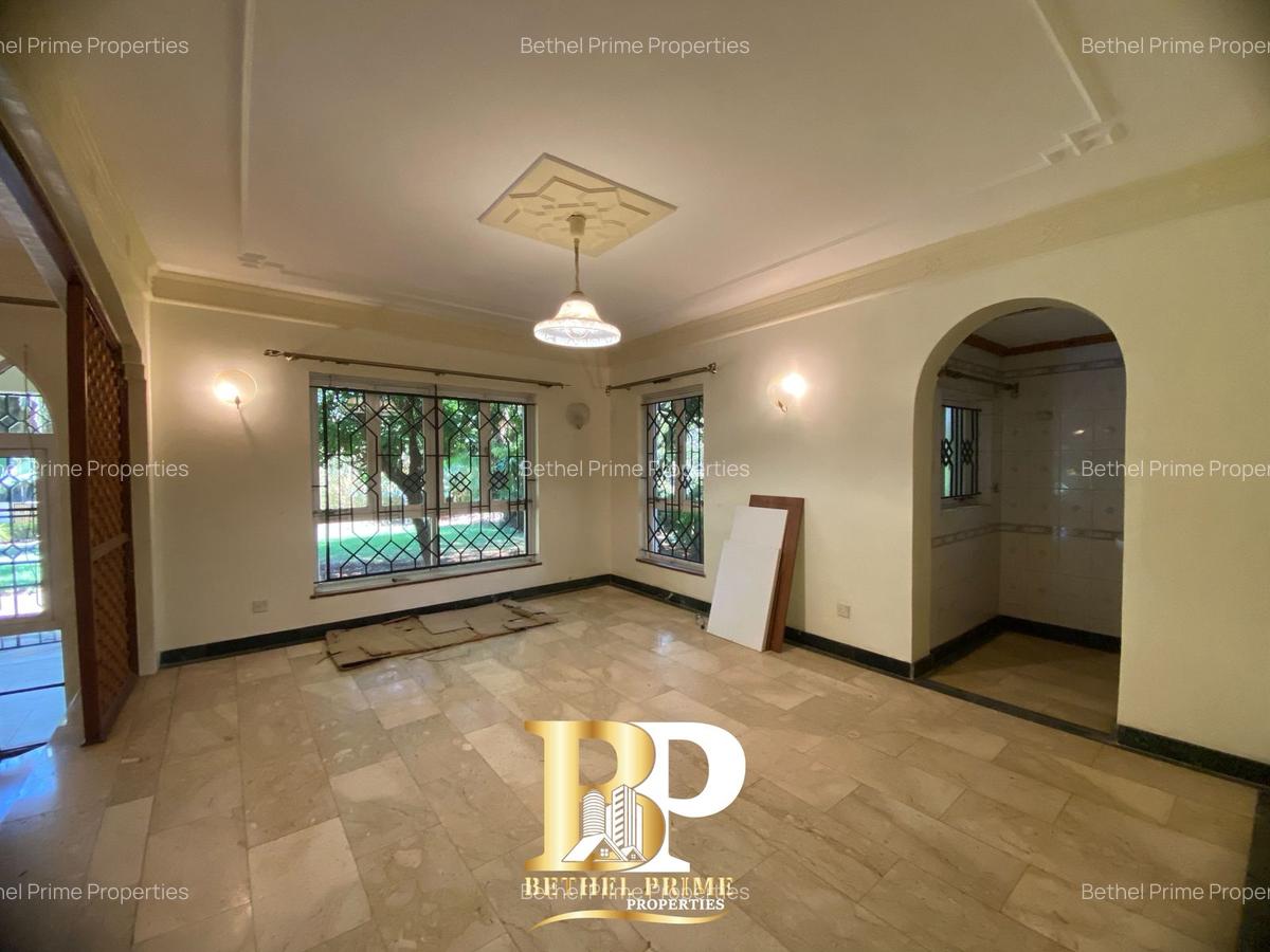 4 Bed House with En Suite in Hill View - 7