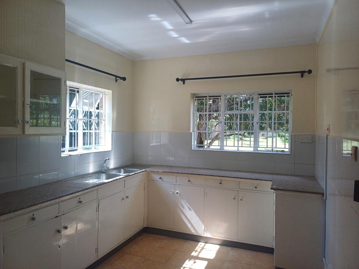 4 Bed House with En Suite in Lavington - 8