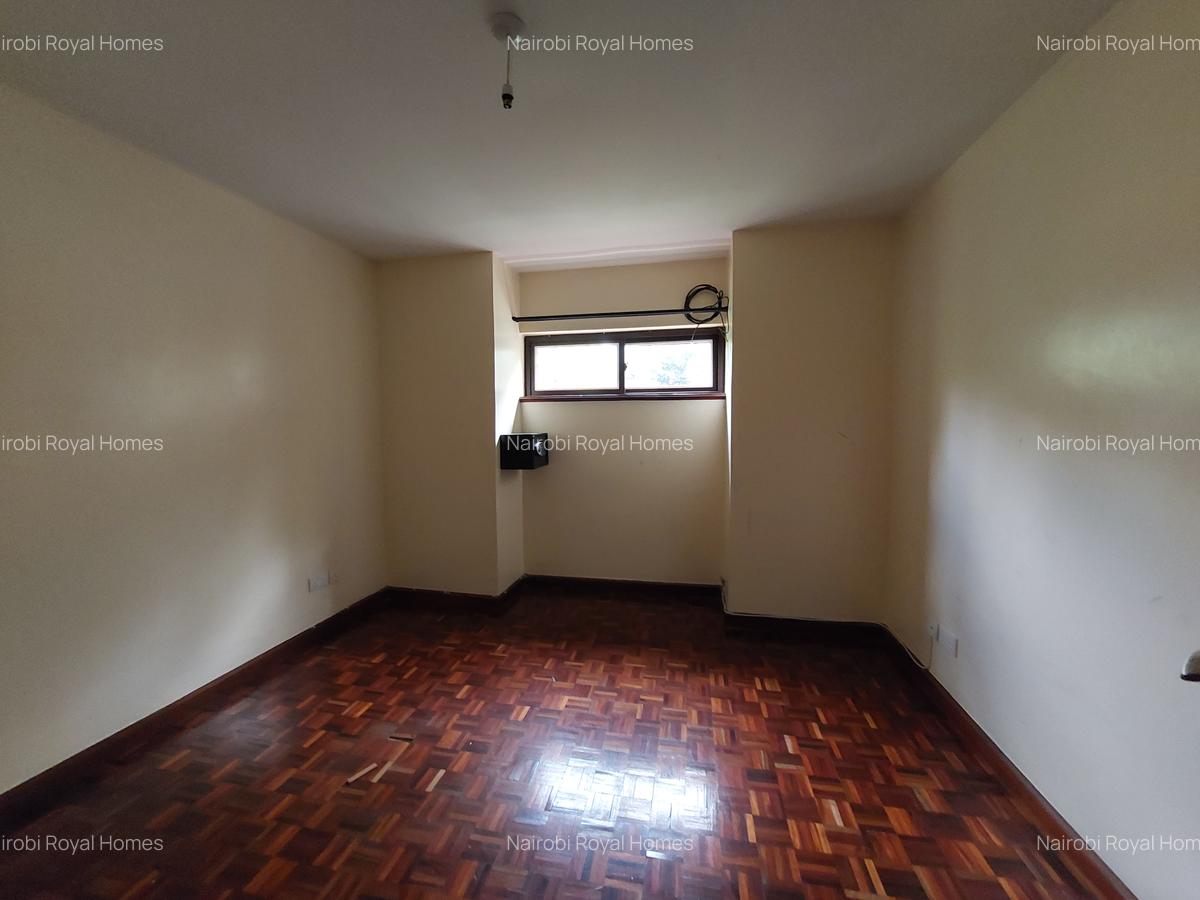 5 Bed Townhouse with En Suite at Lavington - 19