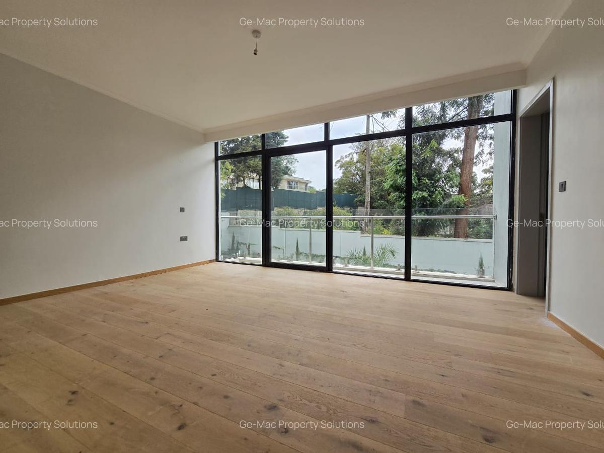 5 Bed House with Garden in Lavington - 3