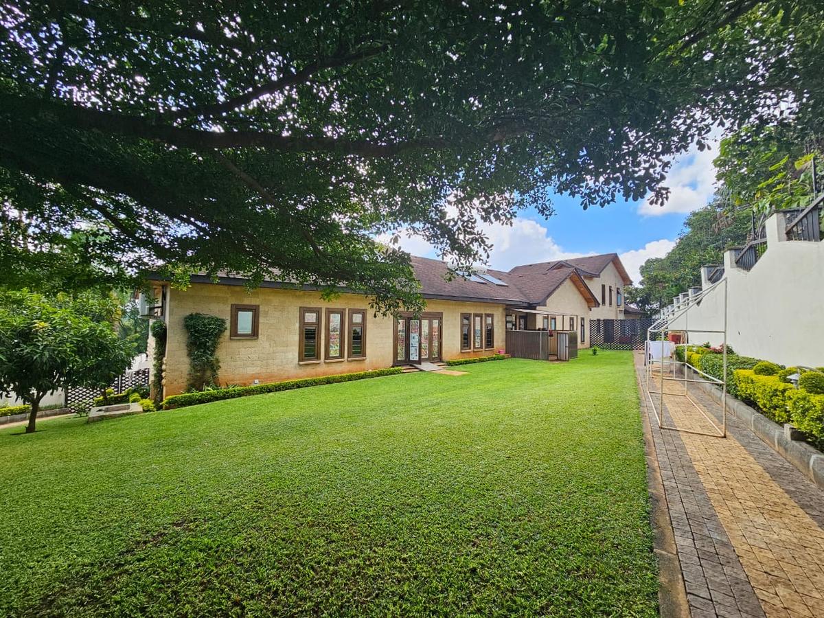 9 Bed House with En Suite at Lavington - 3