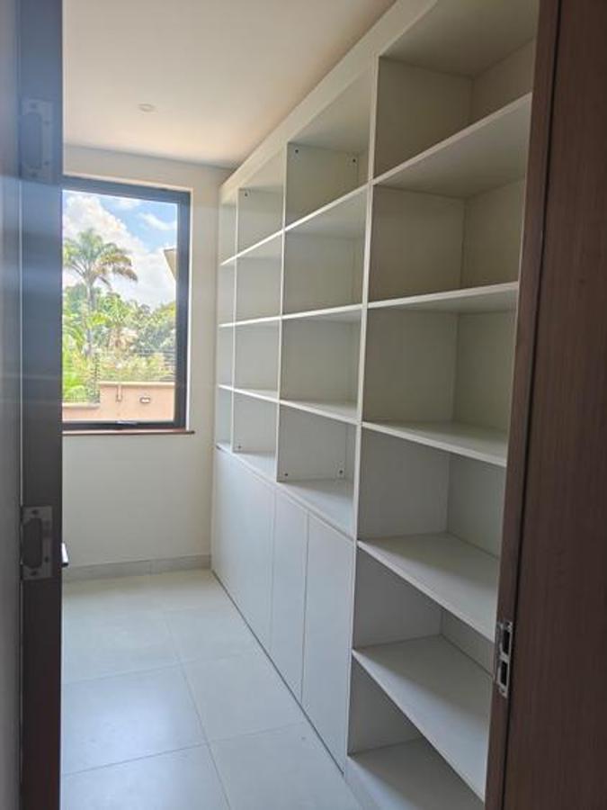 6 Bed House with En Suite in Nyari - 16