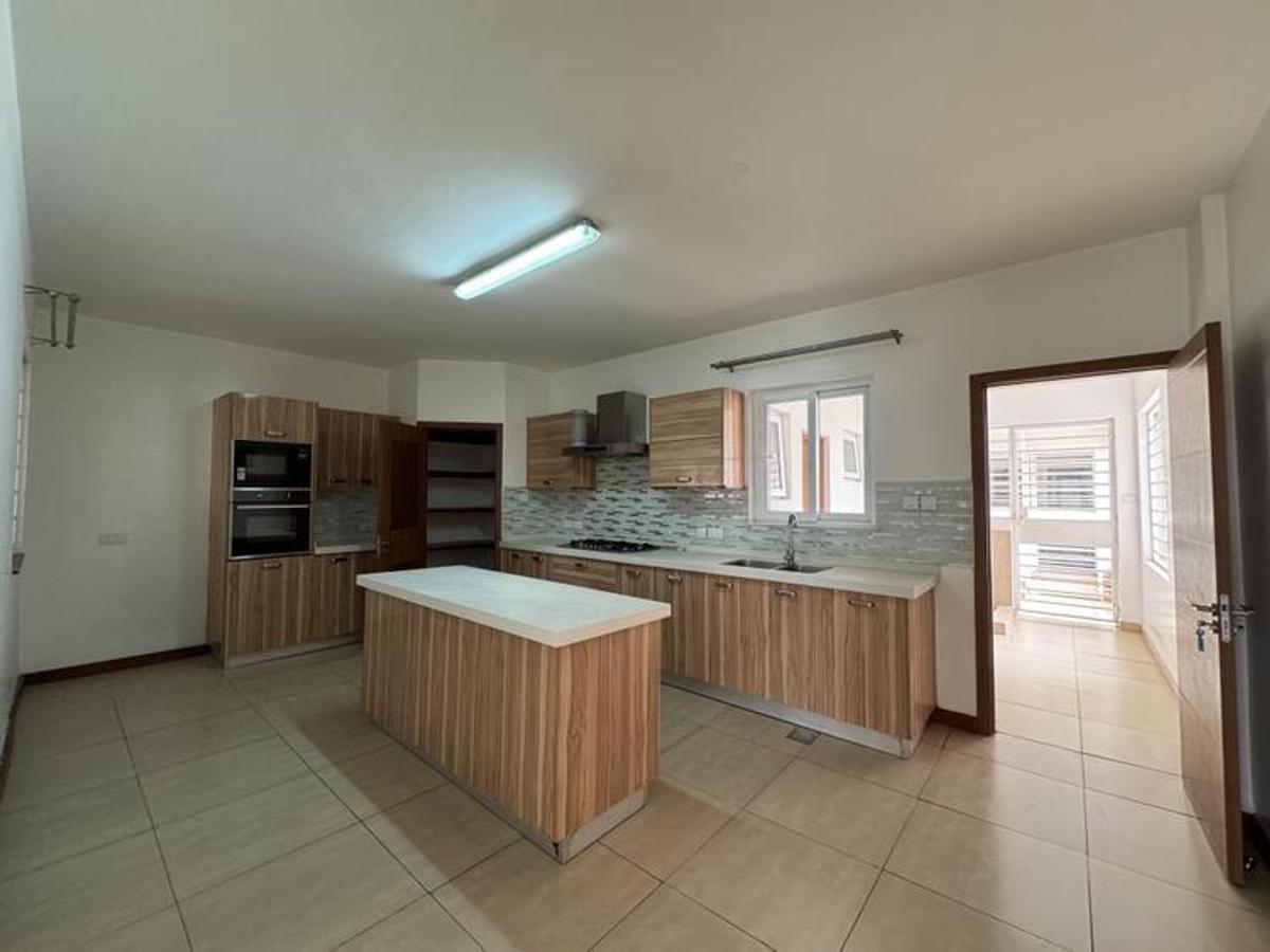 3 Bed Apartment with En Suite at Lavington - 5