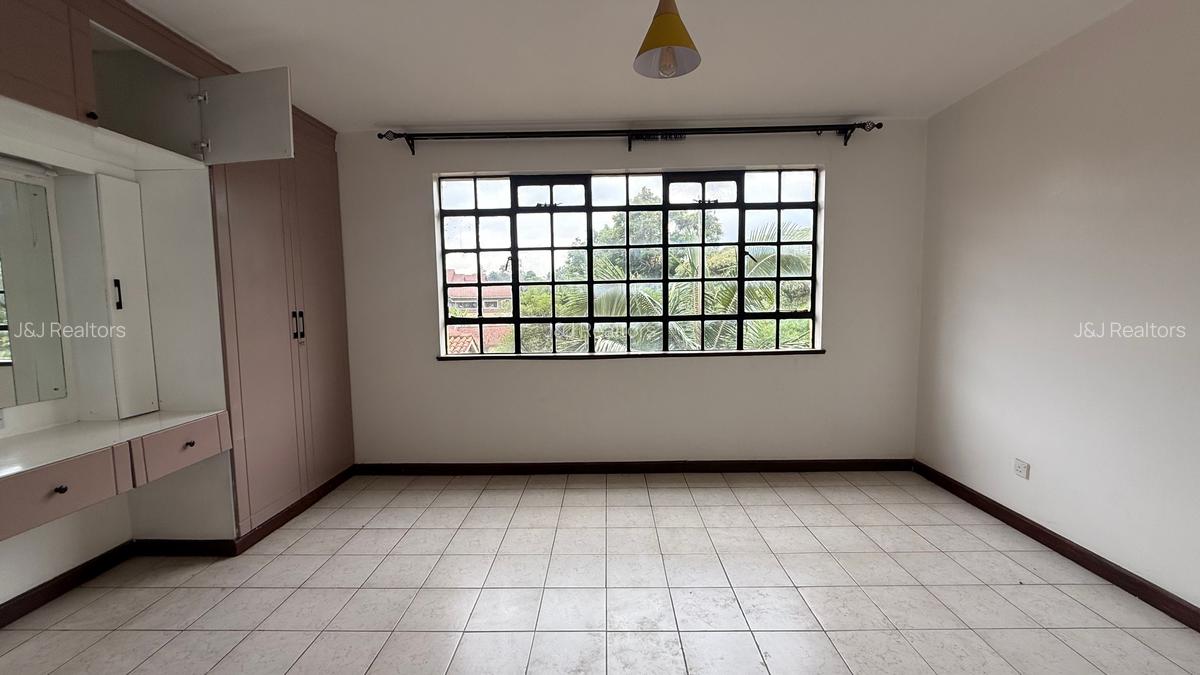 4 Bed Apartment with En Suite in Riverside - 10