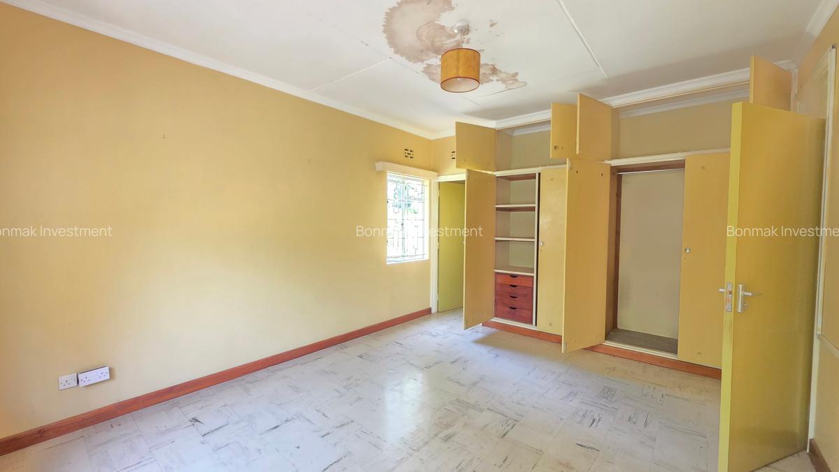 4 Bed House with En Suite at Old Runda - 10