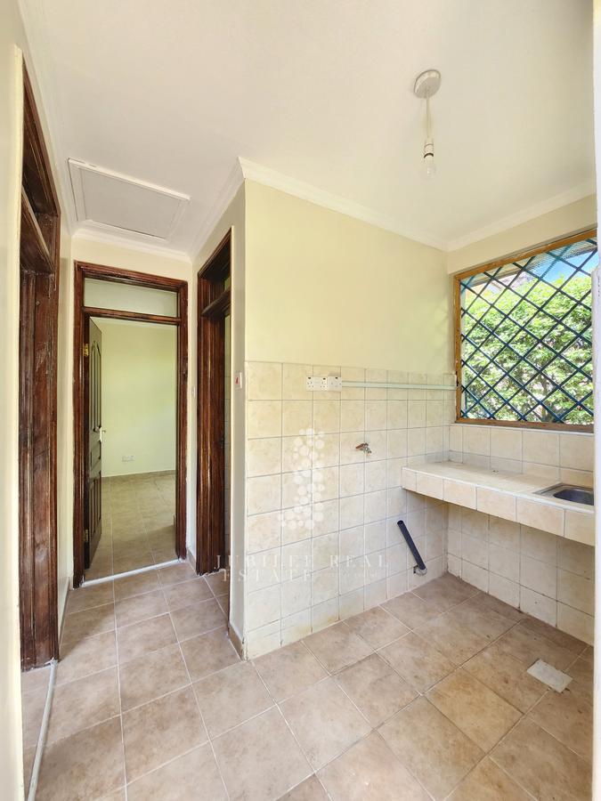 4 Bed Townhouse with En Suite in Kiambu Road - 12