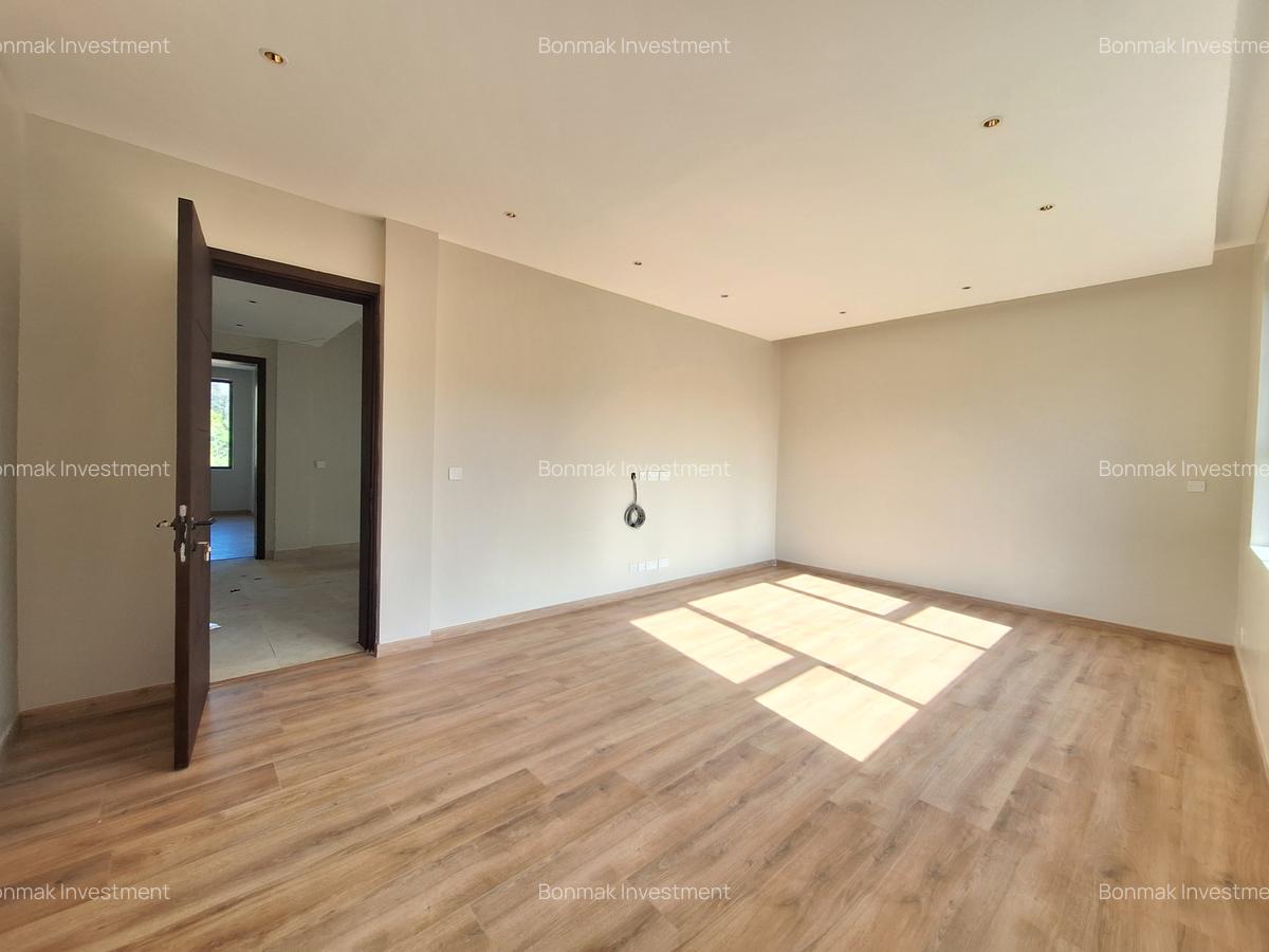 5 Bed Townhouse with En Suite at Lavington Green - 12