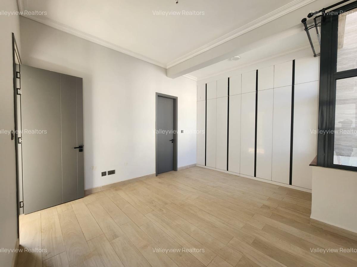 5 Bed Townhouse with En Suite at Lavington - 18