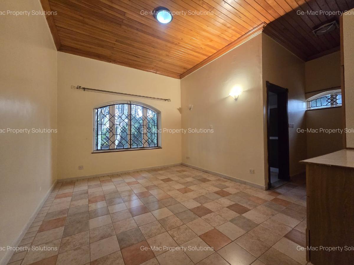 4 Bed House with En Suite in Hill View - 5