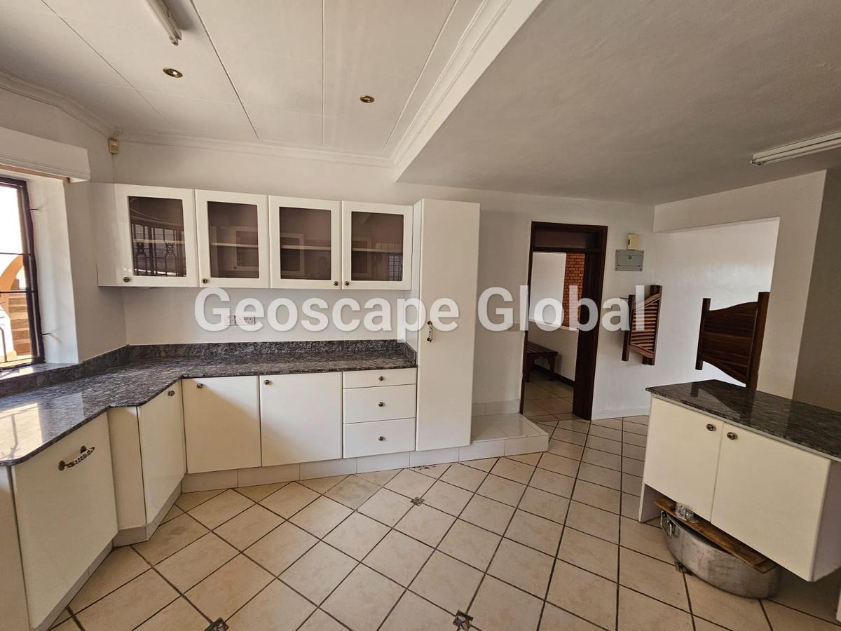 4 Bed House with En Suite in Rosslyn - 3