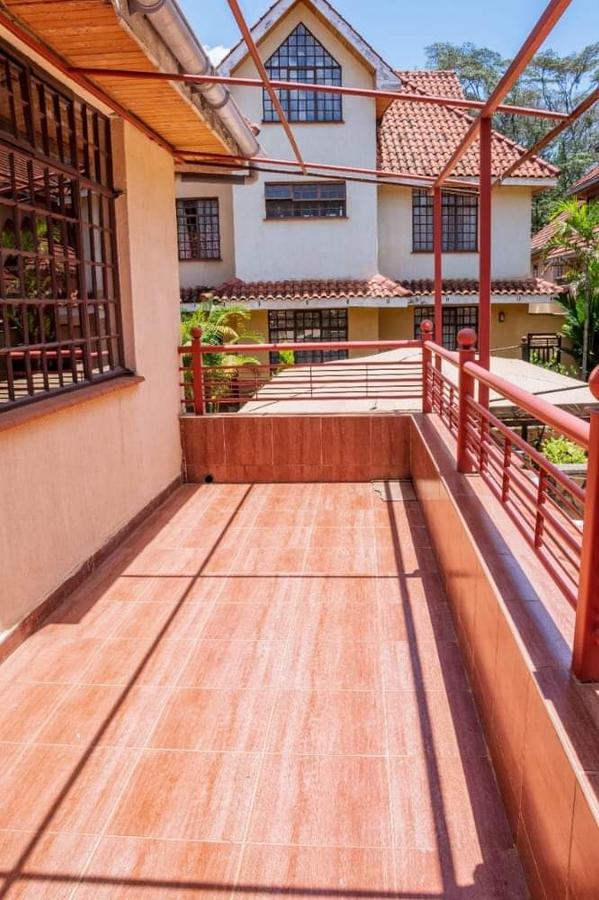 6 Bed Townhouse with En Suite at Lavington - 9