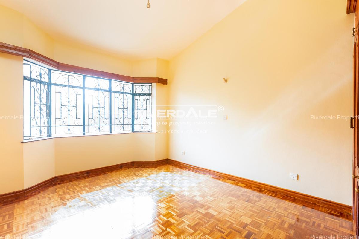 5 Bed Townhouse with En Suite in Riverside - 8