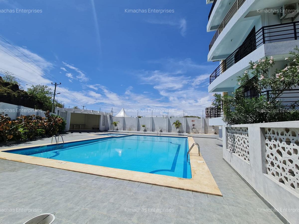 3 Bed Apartment with En Suite at Green Wood Drive - 5