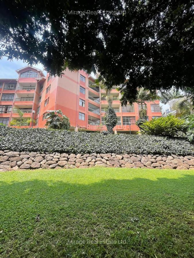 4 Bed Apartment with Swimming Pool in Riverside - 6