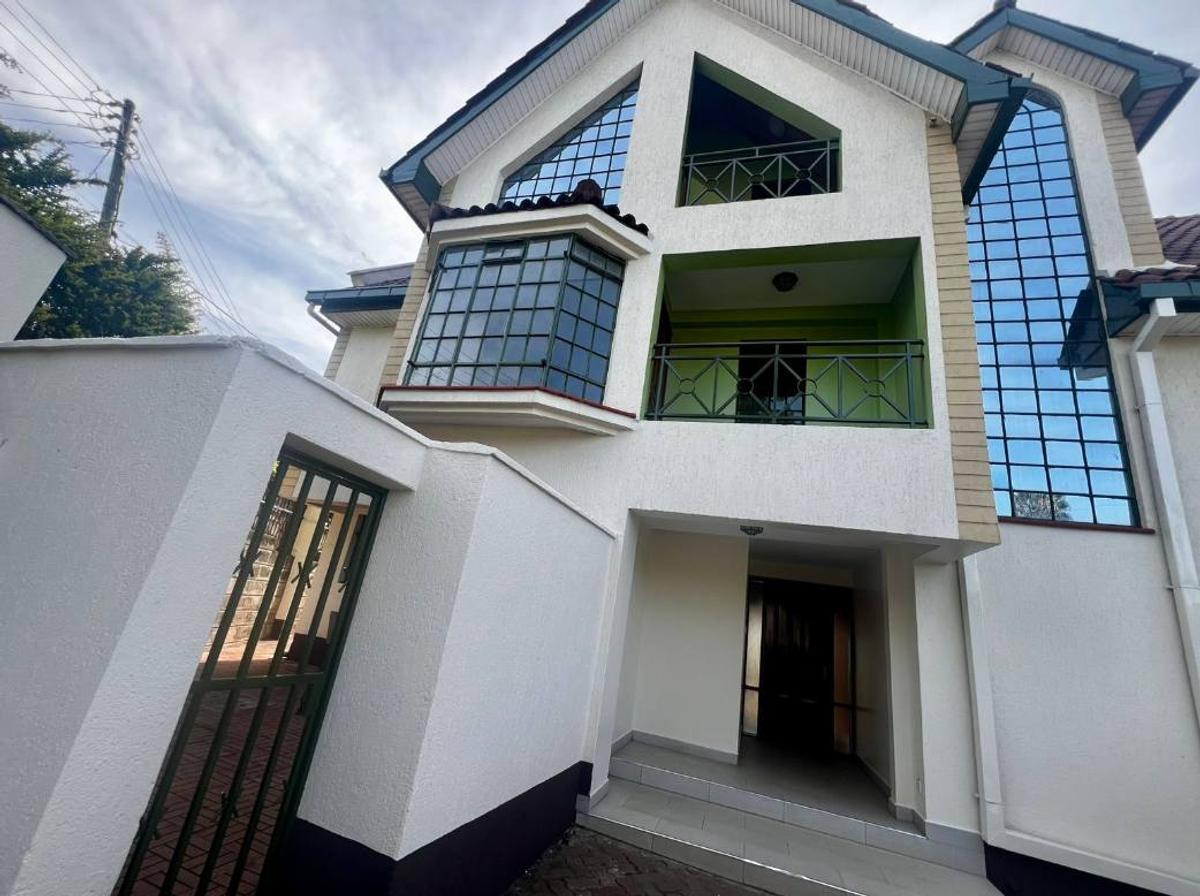 5 Bed House with En Suite in Lavington - 2