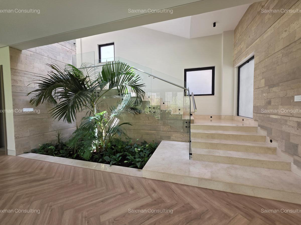 5 Bed Villa with En Suite in Westlands Area - 1