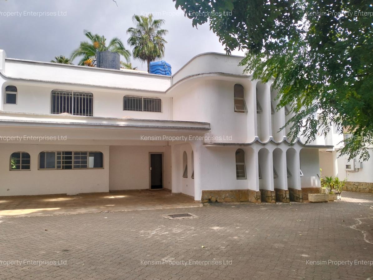 6 Bed House with En Suite in Lavington - 1
