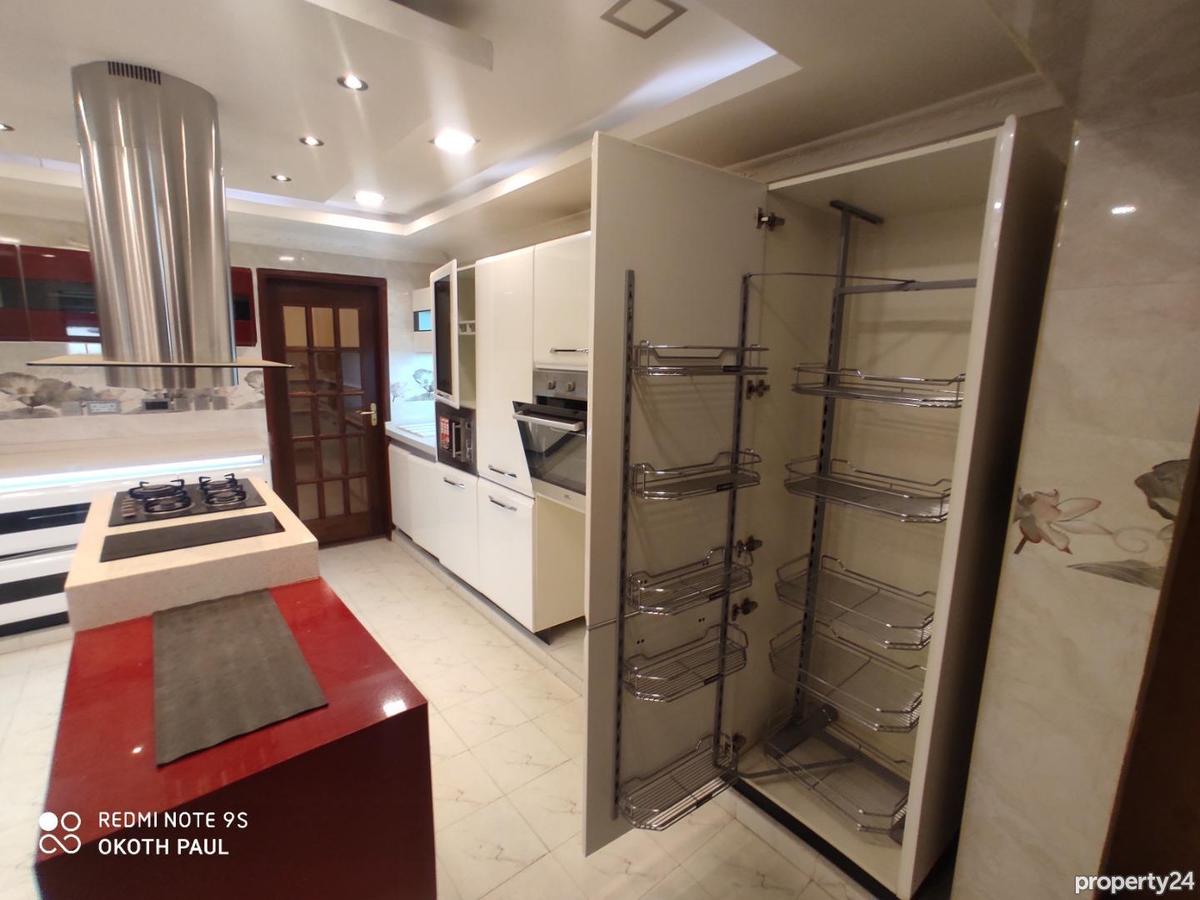 5 Bed Townhouse with En Suite in Lavington - 6