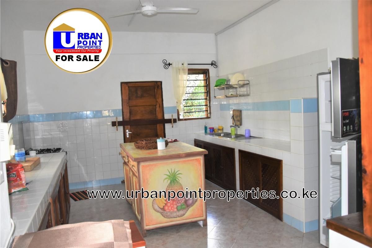 6 Bed House with En Suite in Watamu - 8