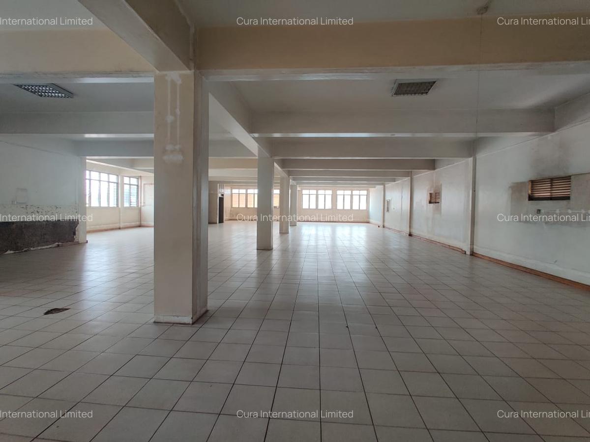 1,786 ft² Commercial Property with Service Charge Included in Industrial Area - 1