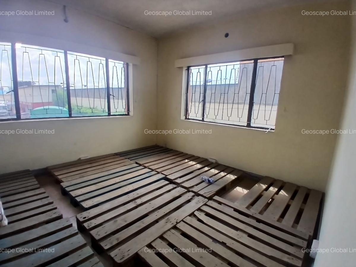 3,000 ft² Warehouse with Parking in Industrial Area - 3