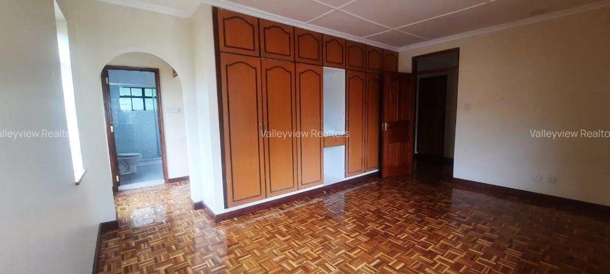 4 Bed Townhouse with En Suite at Lavington - 14