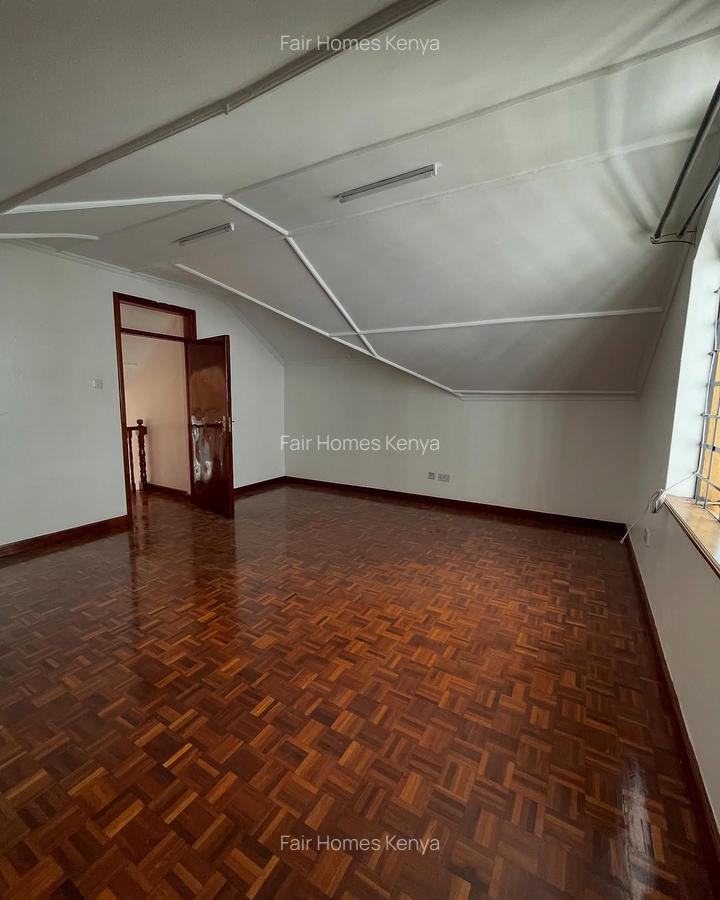 4 Bed Townhouse with En Suite at Lavington Mall - 19