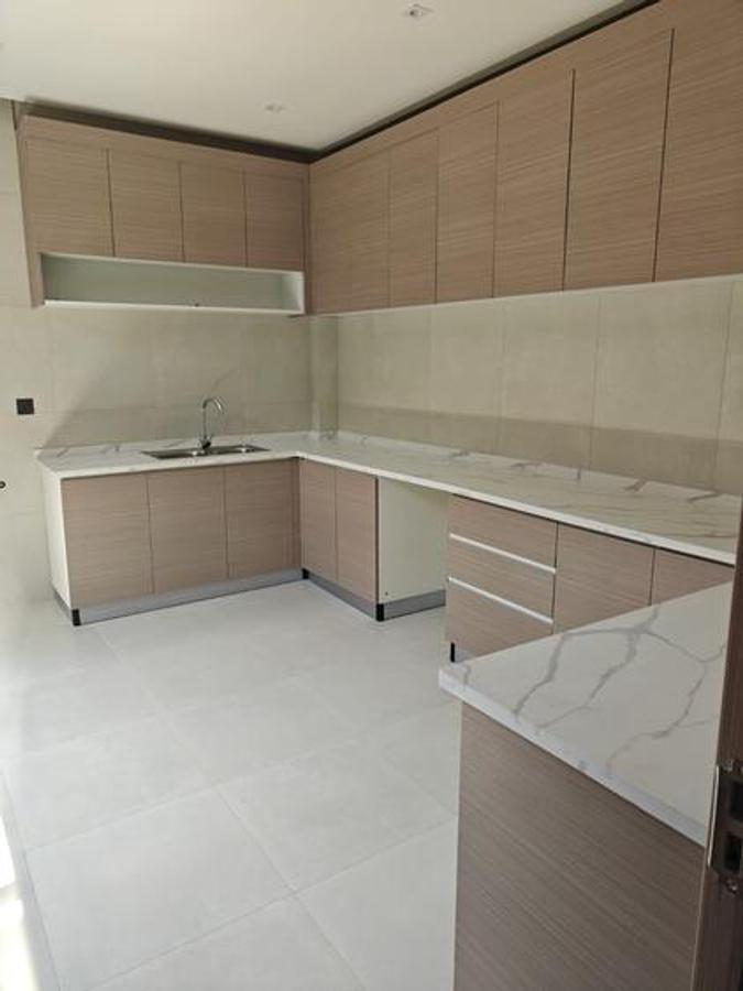 6 Bed House with En Suite in Nyari - 15