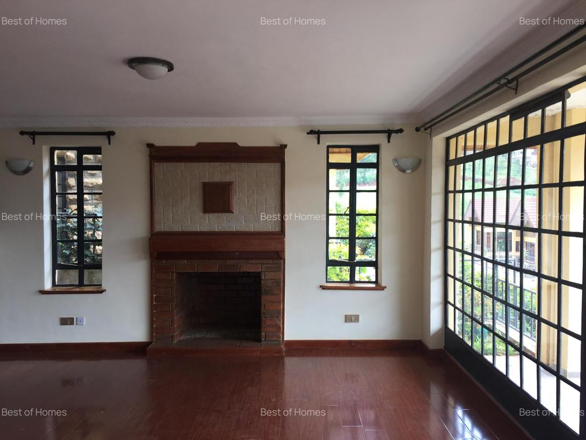 4 Bed Villa with En Suite in Redhill - 3