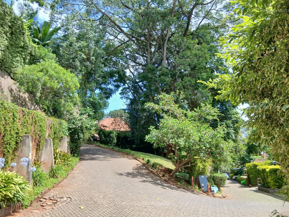 5 Bed Villa with En Suite in Rosslyn - 17